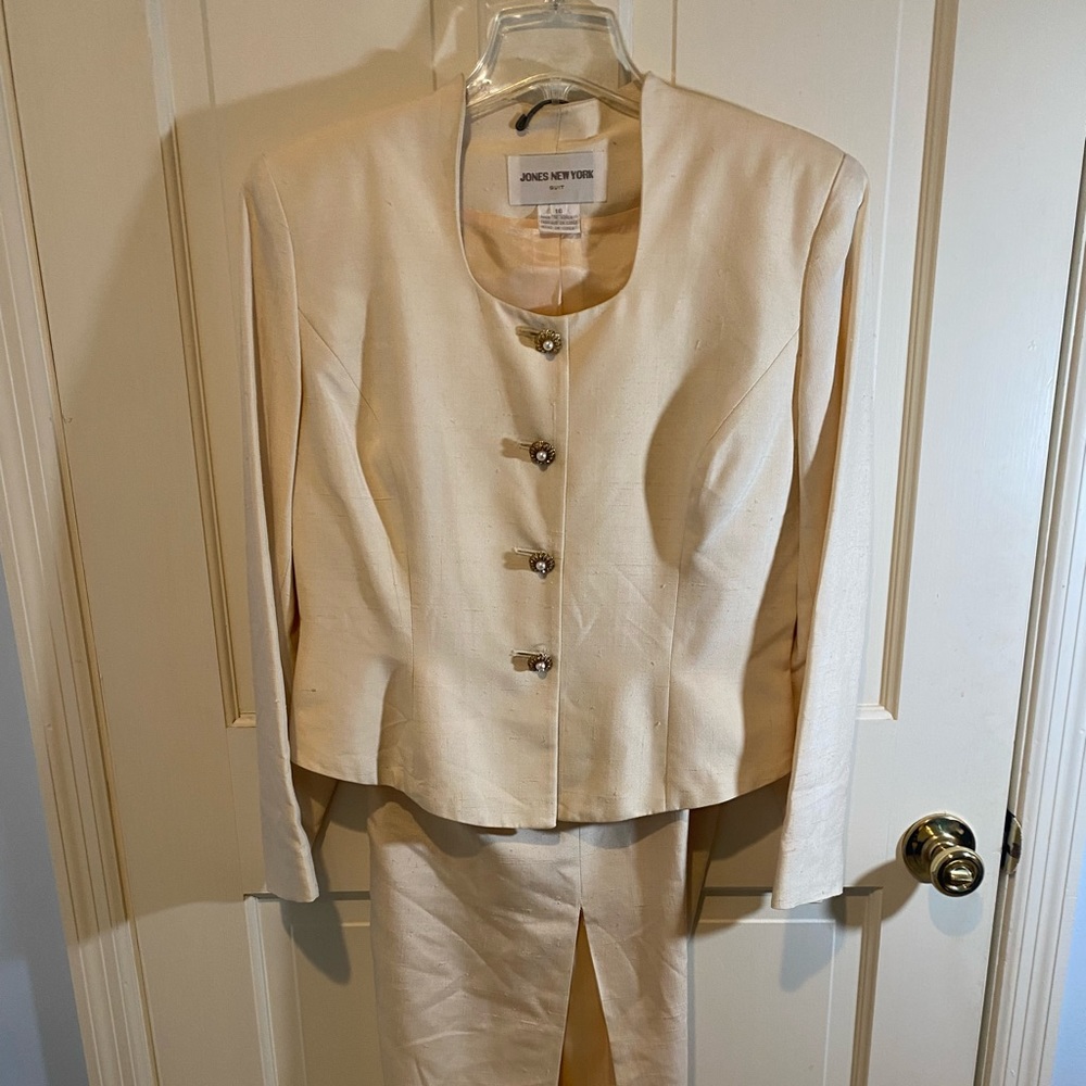 Vintage Jones New York Cream Silk  Skirt Suit SIze 10